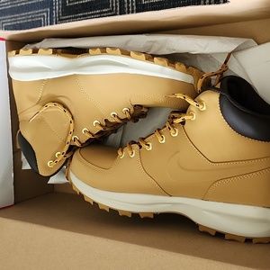 Nike Manola Leather Boots